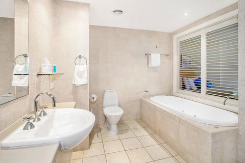 RESORT ON THE BEACH 4118/19 - Accommodation Main Beach 2