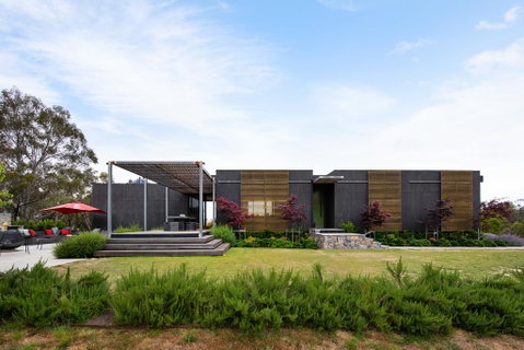 Ridge House - Accommodation Main Beach 0