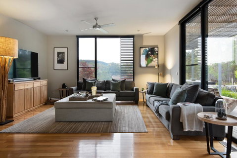 Ridge House - Accommodation Main Beach 3