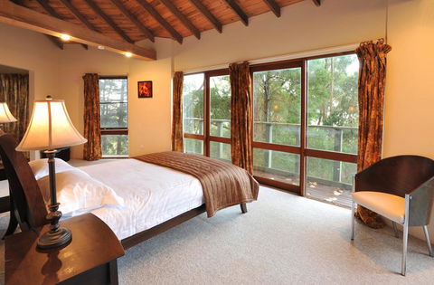 Risehill House - Accommodation Main Beach 2