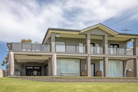 River Devine - Accommodation Main Beach 0