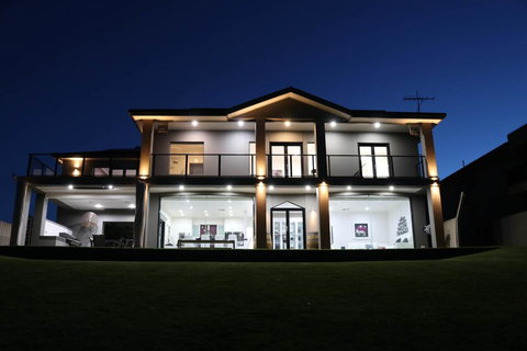 River Devine - Accommodation Main Beach 1