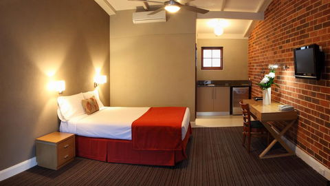 Rose & Crown Hotel - Accommodation Main Beach 1