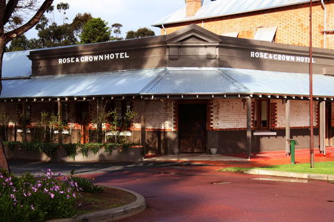 Rose & Crown Hotel - Accommodation Main Beach 0
