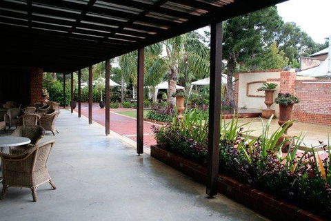 Rose & Crown Hotel - Accommodation Main Beach 3