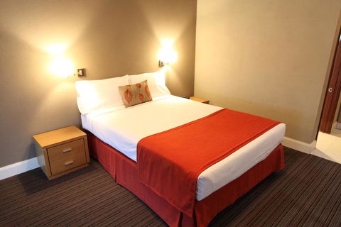 Rose & Crown Hotel - Accommodation Main Beach 2