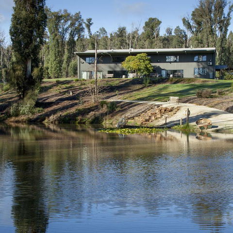 Saladin Lodge - Accommodation Main Beach 3