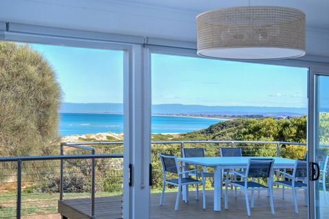 Sandbar Beach House - Accommodation Main Beach 0