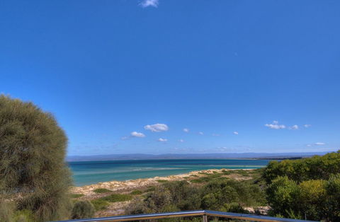 Sandbar Beach House - Accommodation Main Beach 3