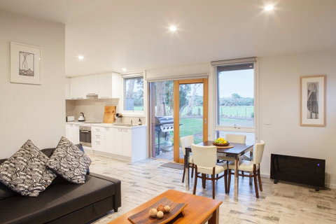 Sandy Point Hideaway - Accommodation Main Beach 0