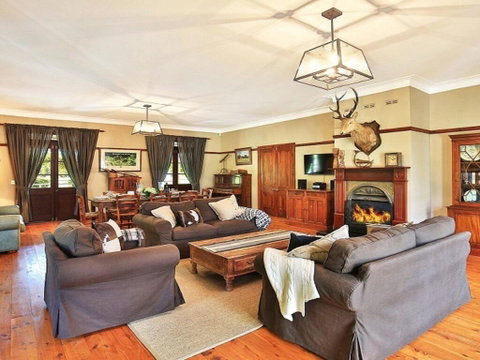 Sarnia - Period Home In Garden Oasis With Pool - Accommodation Main Beach 2