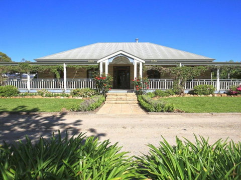Sarnia - Period Home In Garden Oasis With Pool - Accommodation Main Beach 0