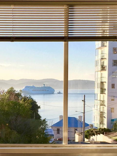 Scarlett's By Salamanca - Accommodation Main Beach 3