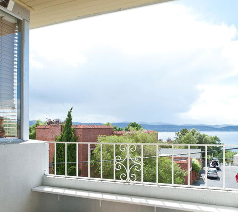 Scarlett's By Salamanca - Accommodation Main Beach 0