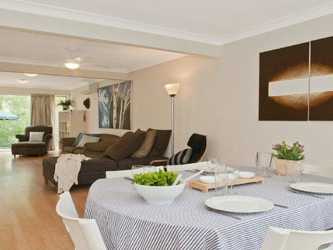 Sea Whispers - A Real Native Outlook - Accommodation Main Beach 1