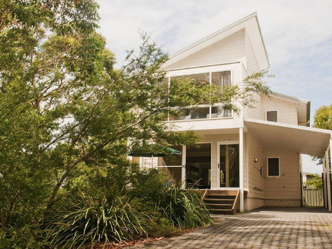 Sea Whispers - A Real Native Outlook - Accommodation Main Beach 0