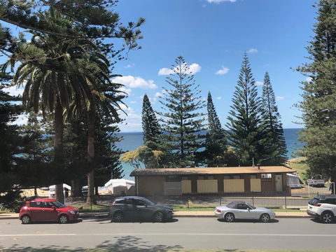 Seabreeze Beach Hotel - Accommodation Main Beach 1