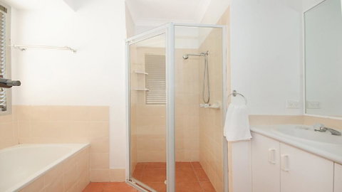 Seachange - Foxtel, Netflix, WiFi - Accommodation Main Beach 3