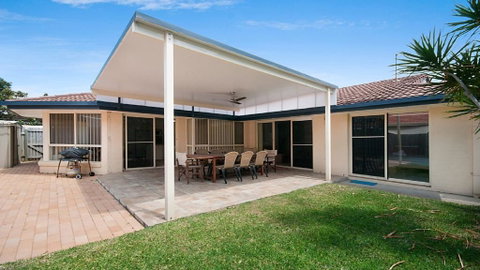 Seachange - Foxtel, Netflix, WiFi - Accommodation Main Beach 0