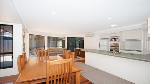Seachange - Foxtel, Netflix, WiFi - Accommodation Main Beach 2