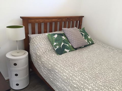 Self Contained Cabin - Accommodation Main Beach 1