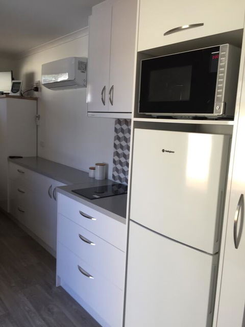Self Contained Cabin - Accommodation Main Beach 2