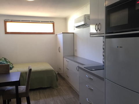 Self Contained Cabin - Accommodation Main Beach 3