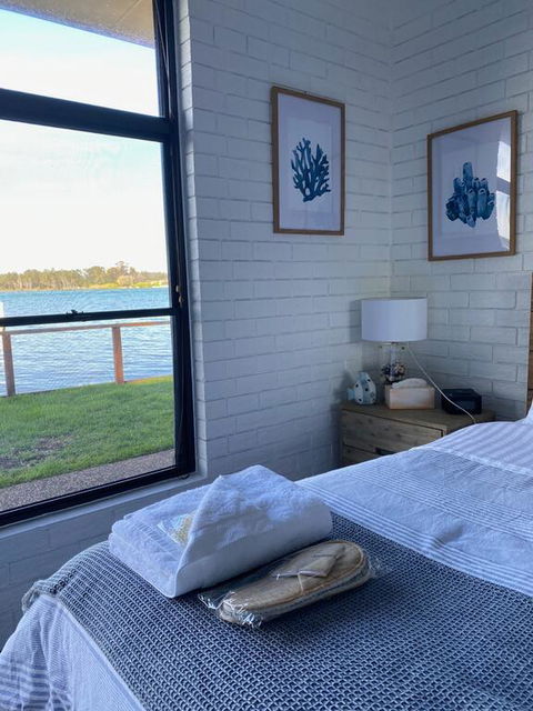 Serenity By The Lake - Accommodation Main Beach 3