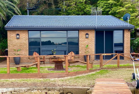 Serenity By The Lake - Accommodation Main Beach 0
