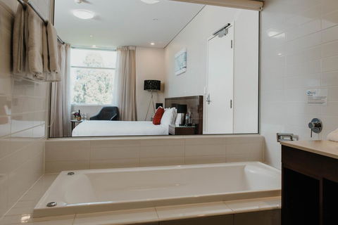 Sfera's Park Suites & Convention Centre - Accommodation Main Beach 1