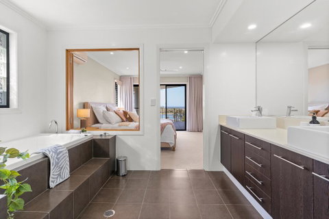 Shawhaven - Accommodation Main Beach 3