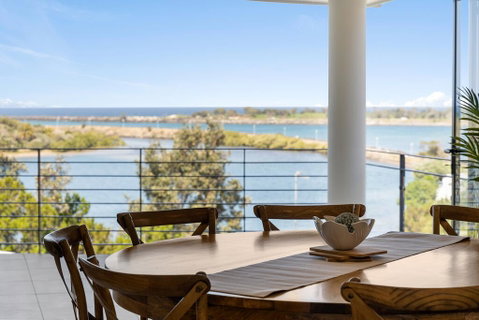 Shawhaven - Accommodation Main Beach 1
