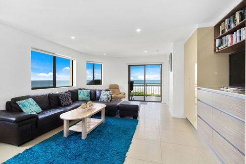 Shoreline Nine Penthouse With Ocean Views - Accommodation Main Beach 1