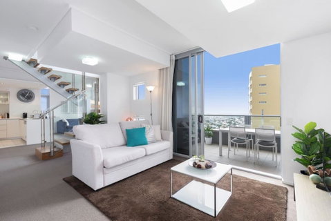 SK1 - Spotless 2BR SkyHome Long Stays Welcome - Accommodation Main Beach 3