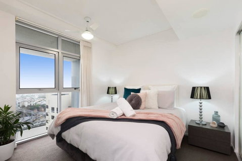 SK1 - Spotless 2BR SkyHome Long Stays Welcome - Accommodation Main Beach 2