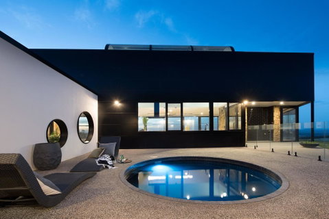 Sky High - Accommodation Main Beach 1