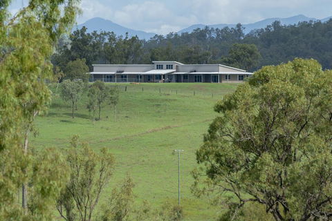 Skyline Farm House - Accommodation Main Beach 1