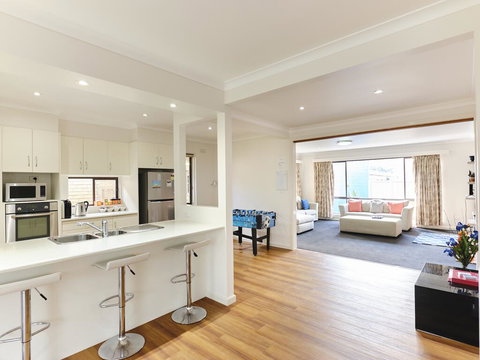 Skymirror Villa - Accommodation Main Beach 3