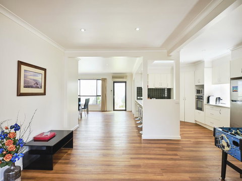 Skymirror Villa - Accommodation Main Beach 0