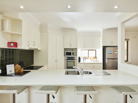 Skymirror Villa - Accommodation Main Beach 1