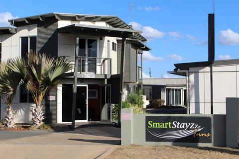 Smart Stayzzz Inns - Accommodation Main Beach 0