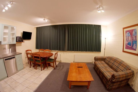 Snow Ski Apartments 34 - Accommodation Main Beach 1