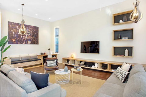 Sophia-Rose House Only - Accommodation Main Beach 2