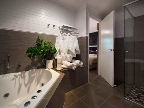 Spa Villas On Main - Accommodation Main Beach 2