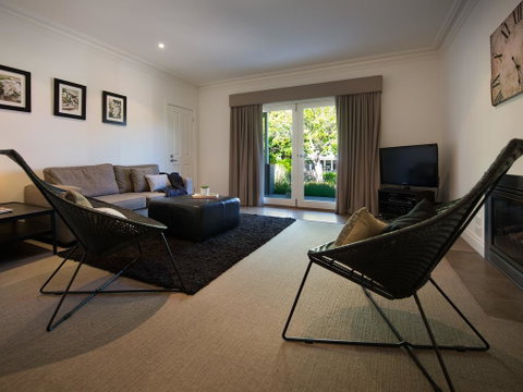 Spa Villas On Main - Accommodation Main Beach 3