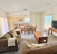 Spacious 2 Bed 2 Bath Villa - Central Location - Quiet - Accommodation Main Beach