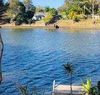 Spacious 2 Bedroom Beach Side Apartment - Close to shopping Centre with Coles Health Food Shop Sushi Pizza Cafes Hairdresse - Accommodation Main Beach