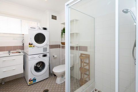 Spacious And Bright Apartment Minutes To The Beach - Accommodation Main Beach 3