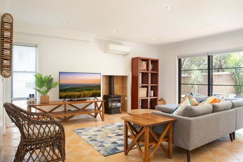 Spacious Home In The Heart Of Avalon Beach - Accommodation Main Beach 3