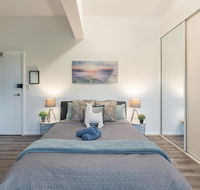 Spacious Studio 2mins to StationShopping Sleeps4 B - Accommodation Main Beach